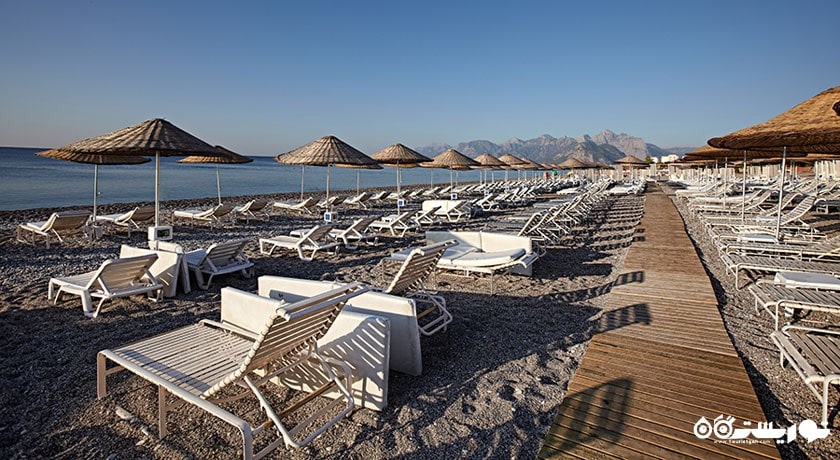 تخت های حمام آفتاب کنار ساحل